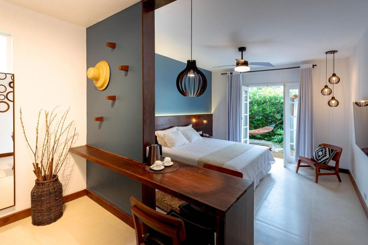 Quarto com Cama King-size e Banheira de Hidromassagem